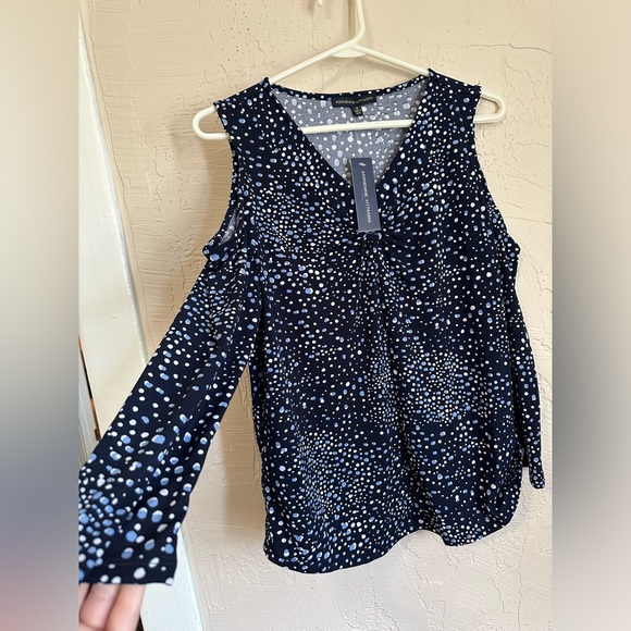 🎈2/$15🎈NWT Adrienne Vittadini Size Medium Cold Shoulder Top - Picture 5 of 6